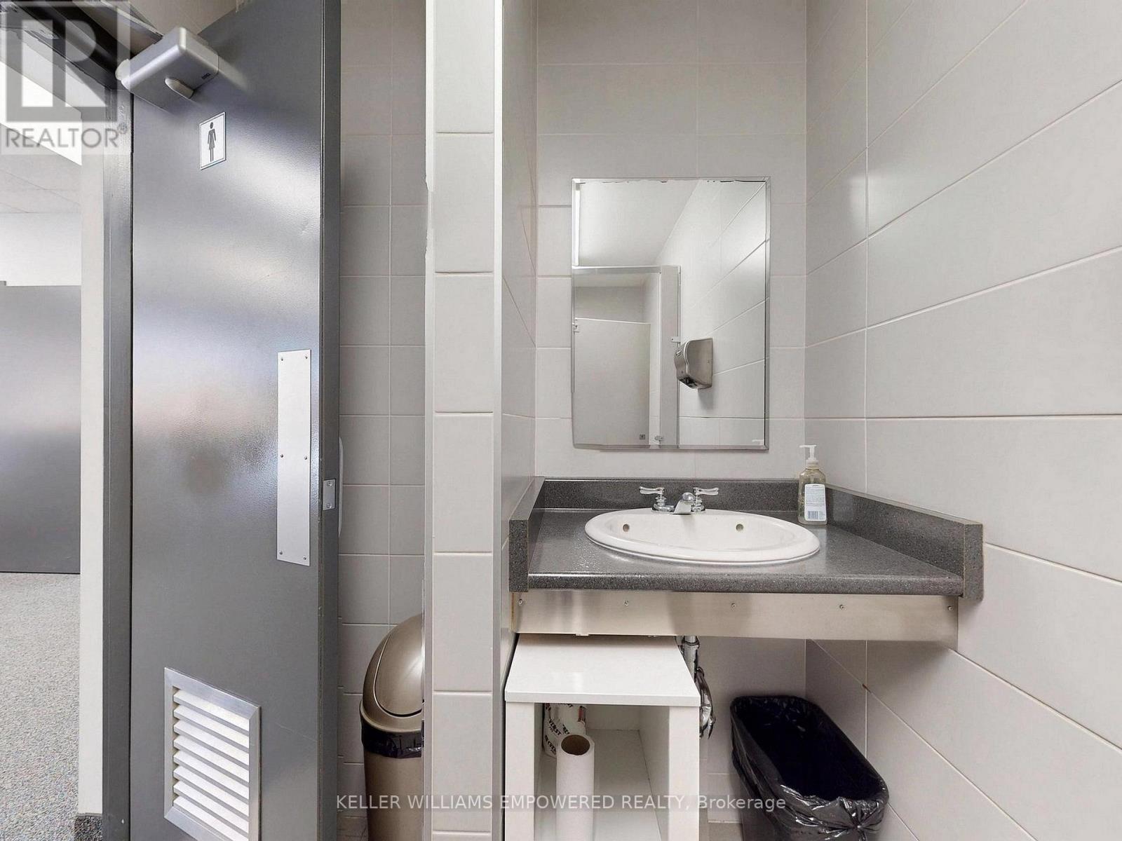 949 Kamato Road, Mississauga, Ontario  L4W 2R5 - Photo 14 - W12805542