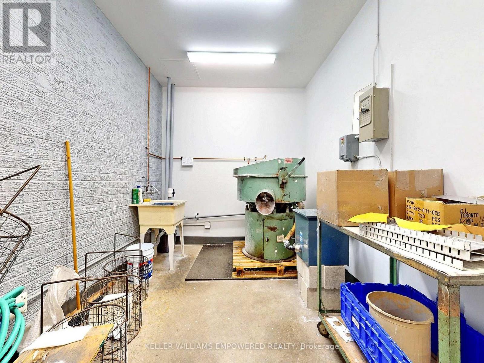 949 Kamato Road, Mississauga, Ontario  L4W 2R5 - Photo 26 - W12805542