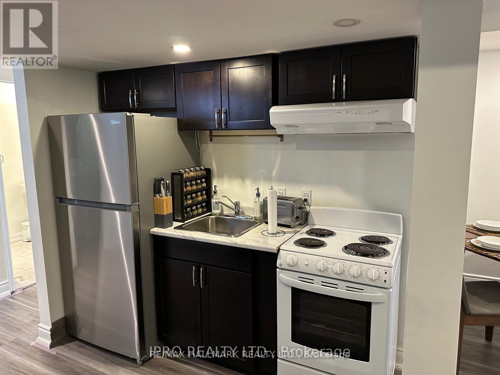 853 Fourth Street, Mississauga, Ontario  L5E 1J7 - Photo 9 - W12805568