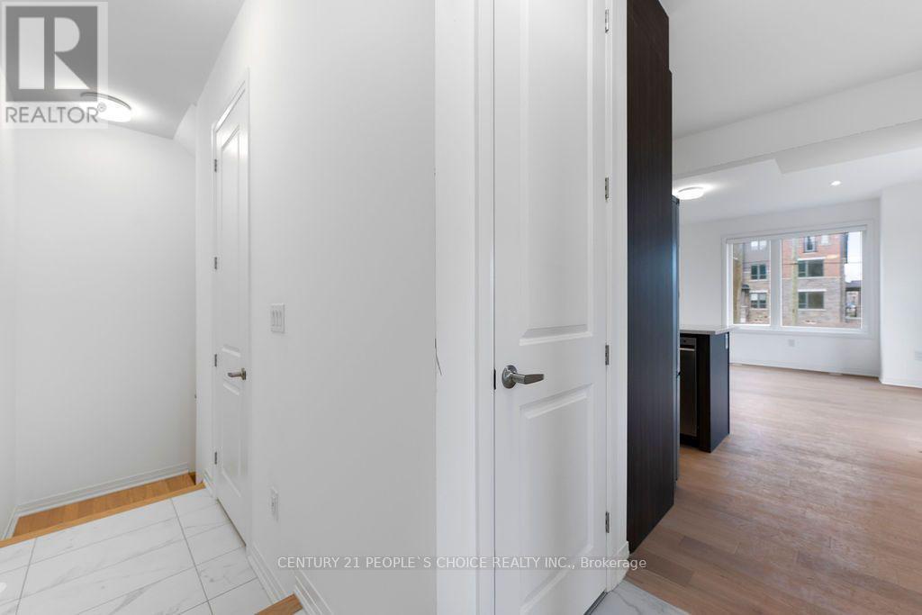 3 Crown Gate, Oakville, Ontario  L6M 5S8 - Photo 9 - W12805676