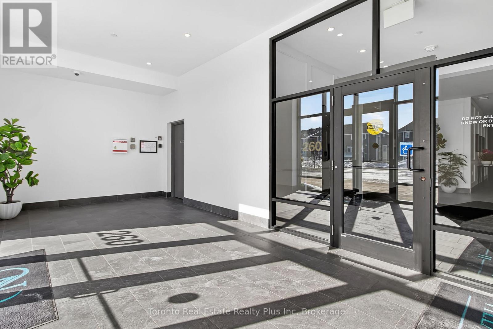 1109 - 260 Villagewalk Boulevard, London North, Ontario  N6G 0W6 - Photo 2 - X12805550