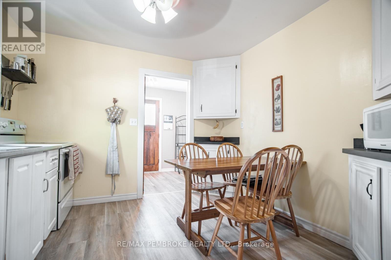 561 Hamilton Street W, Laurentian Valley, Ontario  K8A 6N9 - Photo 10 - X12805748