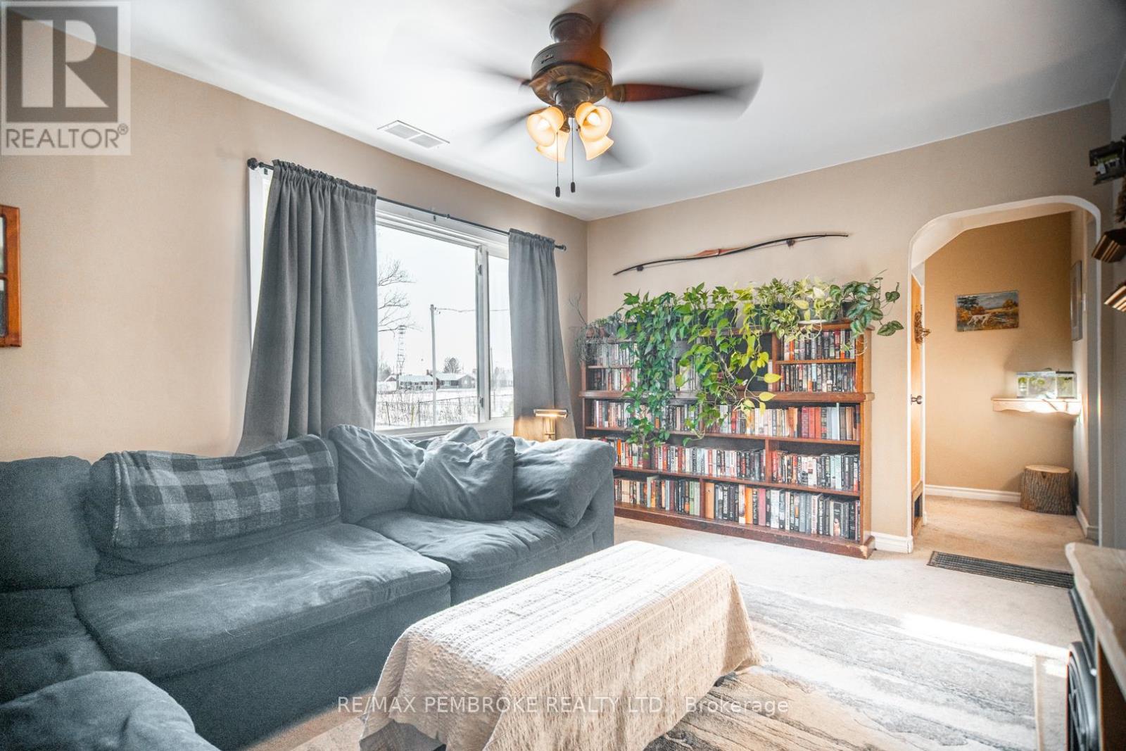 561 Hamilton Street W, Laurentian Valley, Ontario  K8A 6N9 - Photo 2 - X12805748