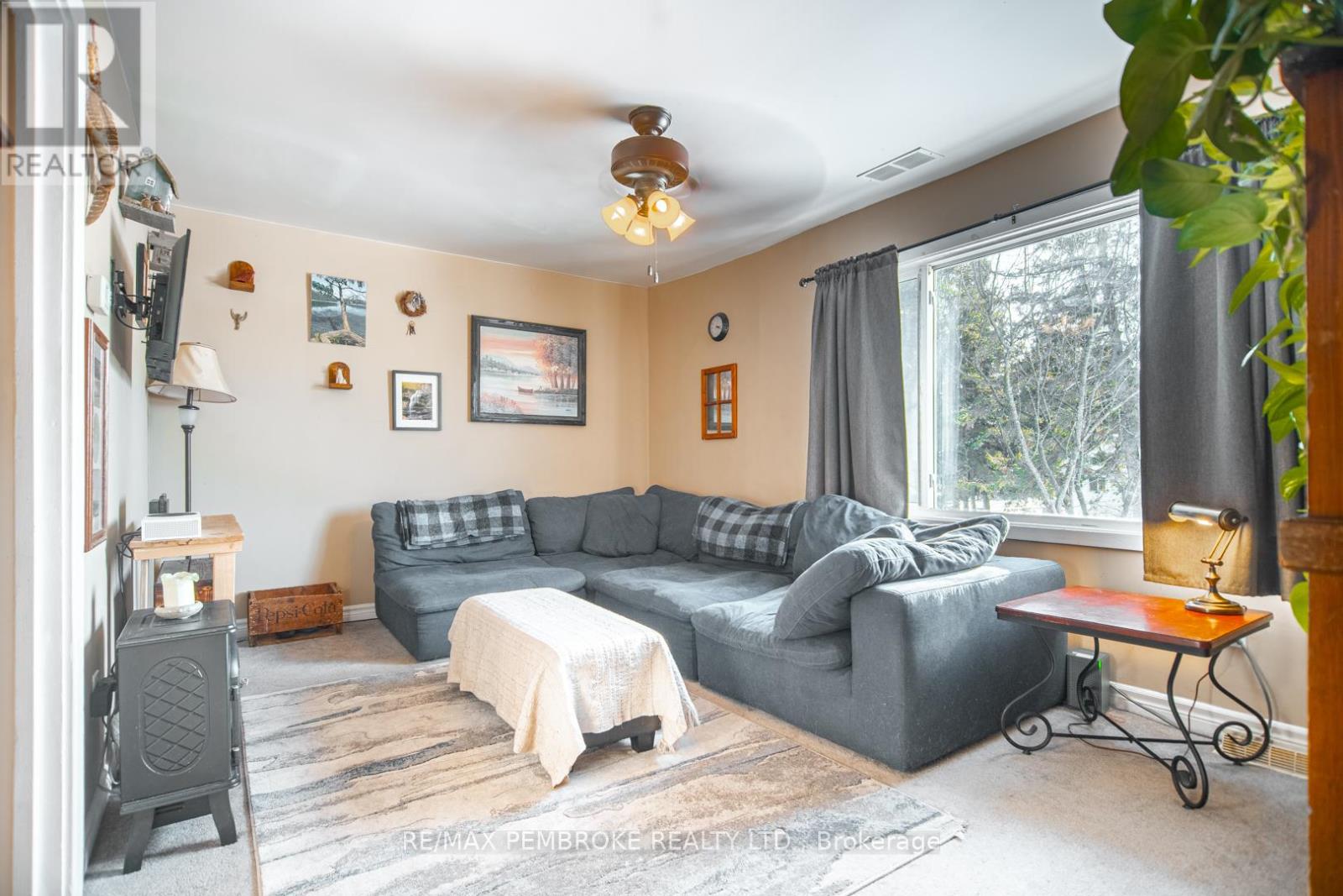 561 Hamilton Street W, Laurentian Valley, Ontario  K8A 6N9 - Photo 3 - X12805748