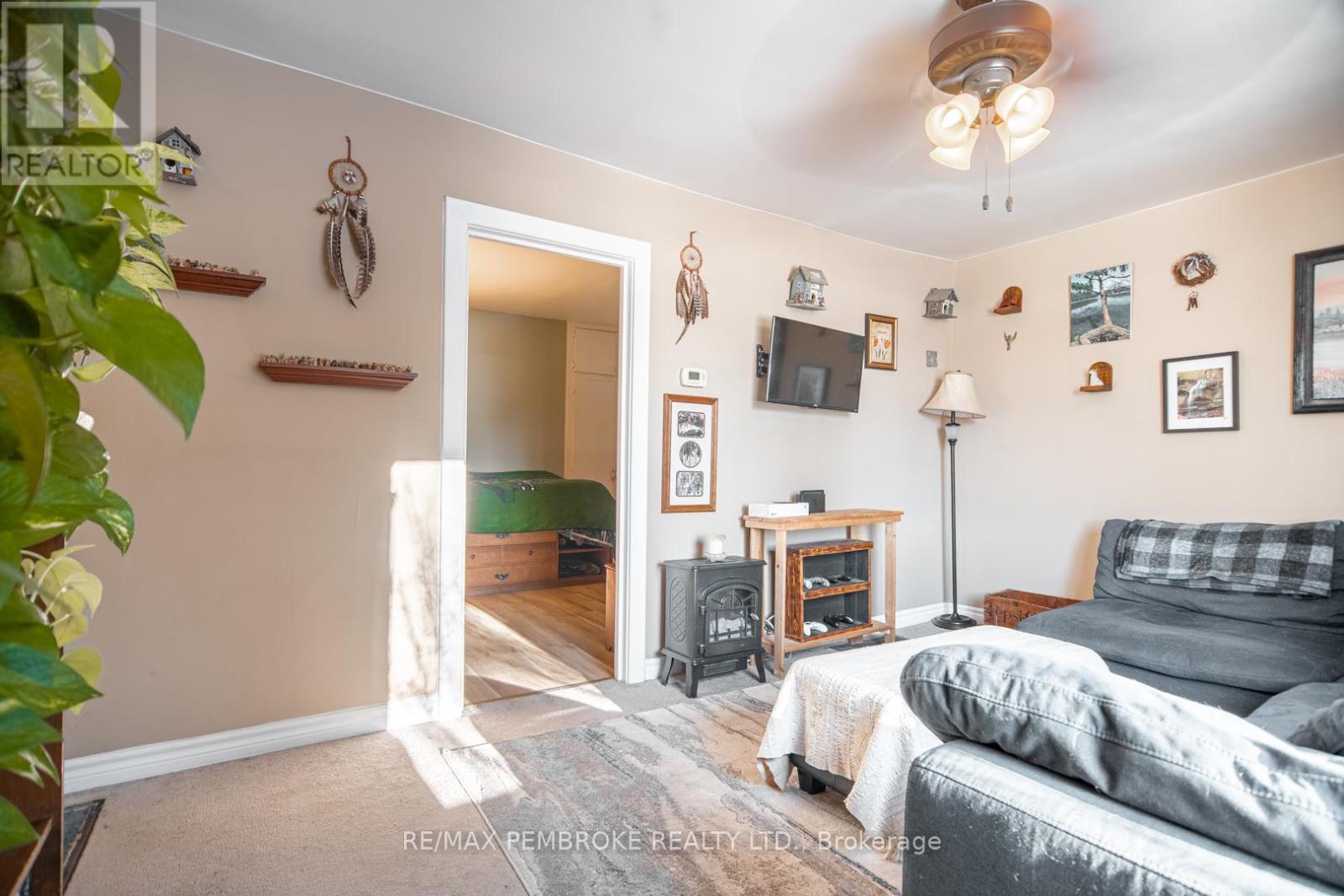 561 Hamilton Street W, Laurentian Valley, Ontario  K8A 6N9 - Photo 4 - X12805748