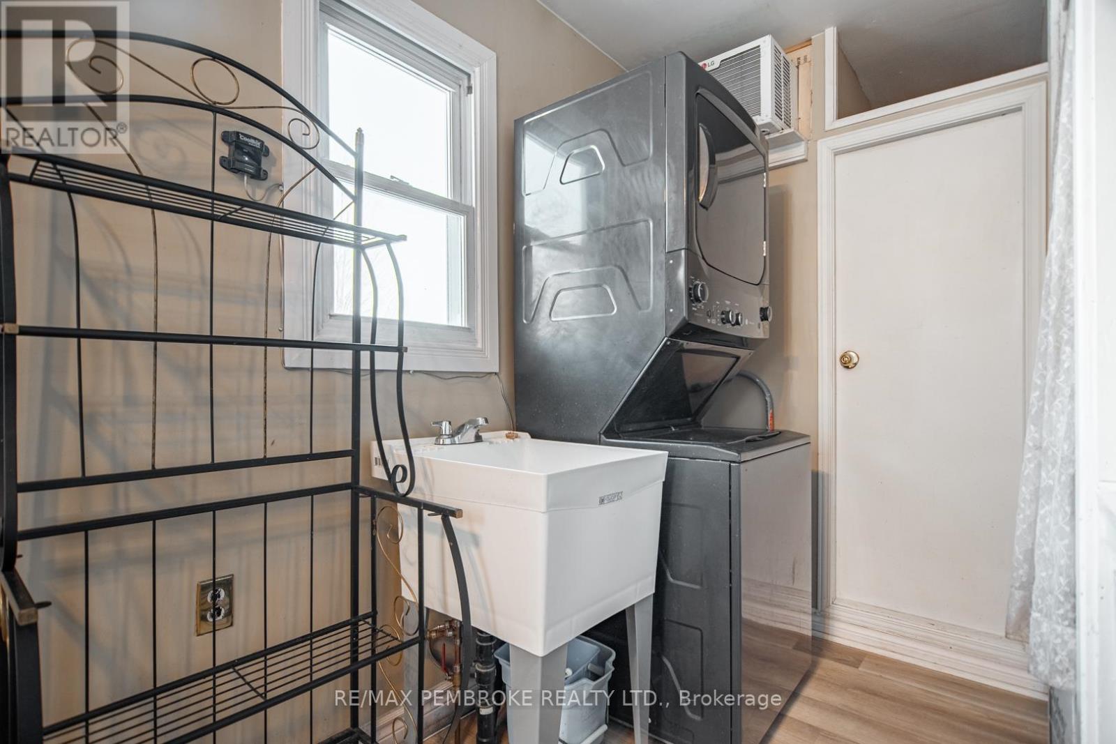 561 Hamilton Street W, Laurentian Valley, Ontario  K8A 6N9 - Photo 8 - X12805748