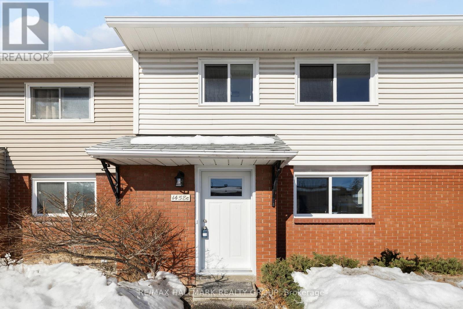 <div class="slider-price">$300,000</div><p>C - 1458 Heatherington Road, Ottawa, Ontario</p>