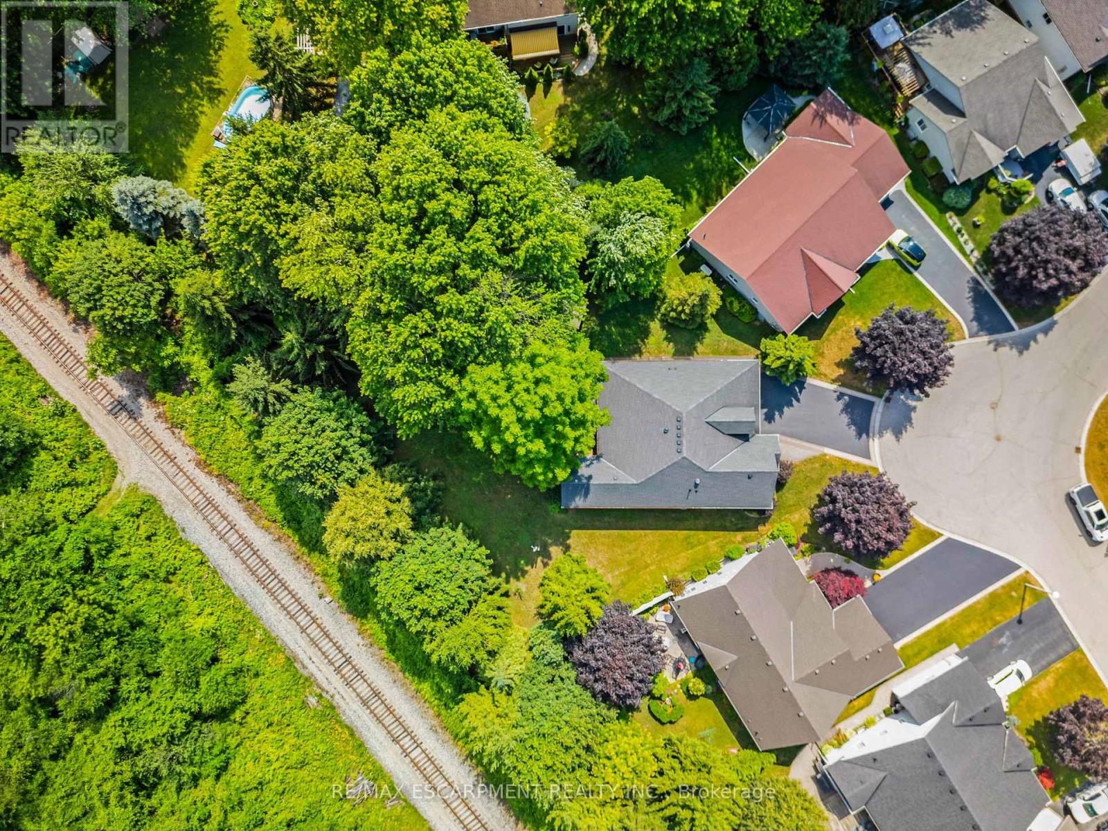 28 Maplewood Court, Haldimand, Ontario  N1A 3G8 - Photo 3 - X12805818