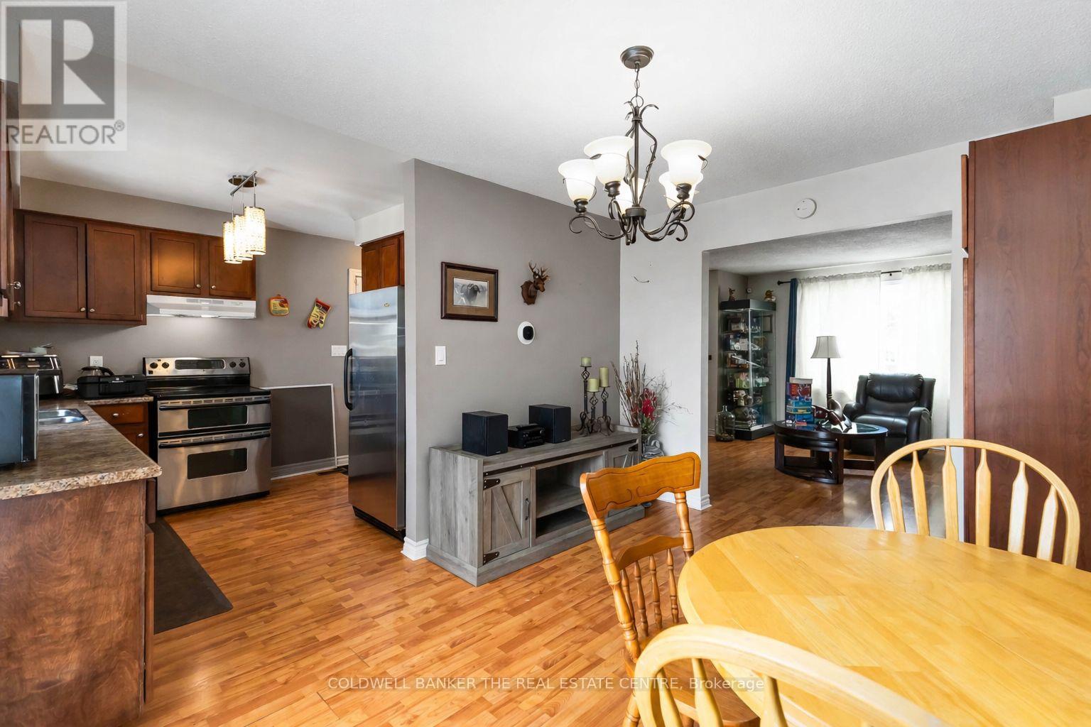 19 Kittridge Avenue W, Strathroy-Caradoc, Ontario  N7G 2A7 - Photo 2 - X12805836