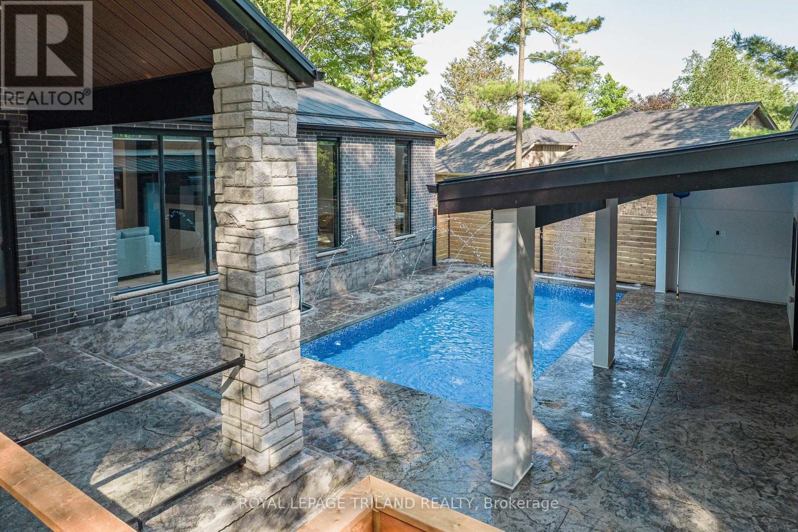 10175 Merrywood Drive, Lambton Shores, Ontario  N0M 1T0 - Photo 45 - X12681430