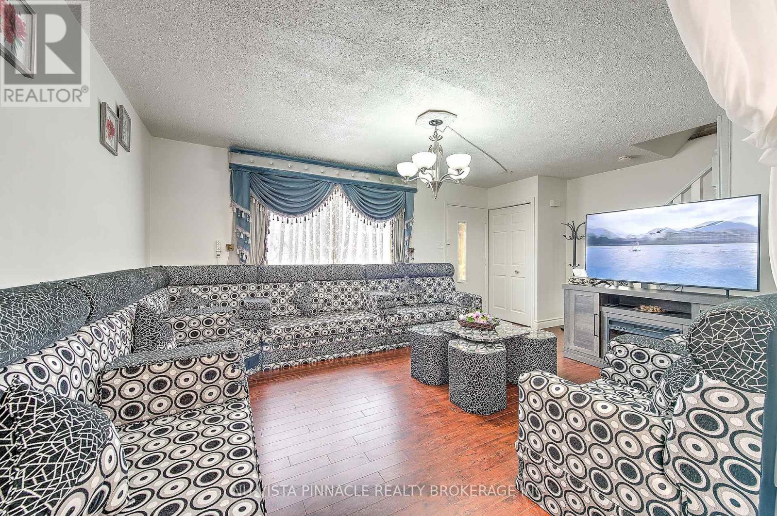 Photo 6 of 37 for 34 Rosamond Crescent