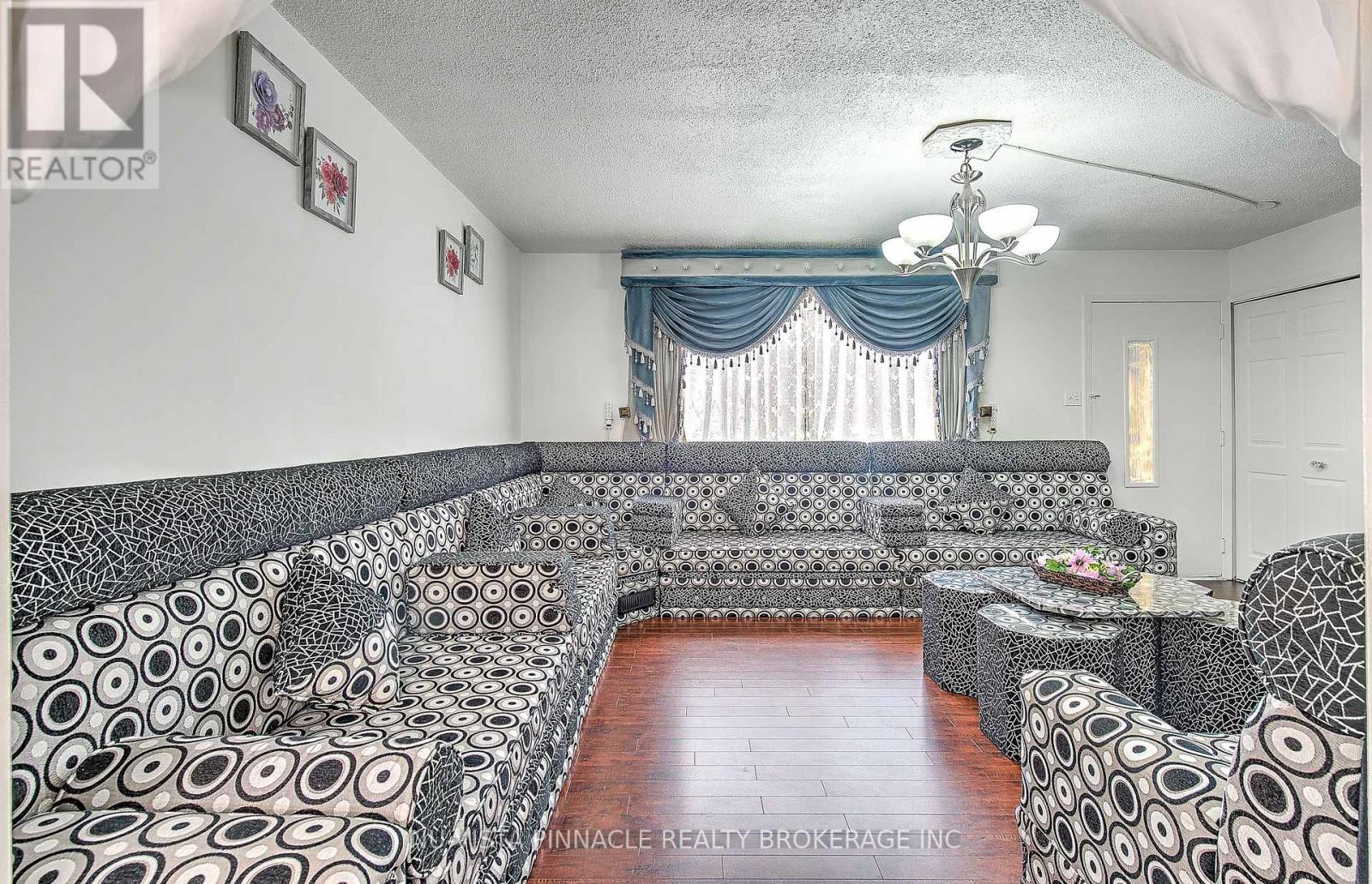 Photo 7 of 37 for 34 Rosamond Crescent