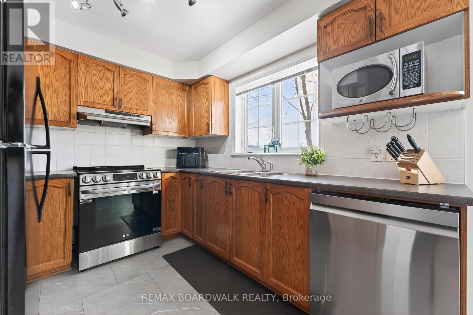 165 - 70 Edenvale Drive, Ottawa, Ontario  K2K 3N6 - Photo 9 - X12805916