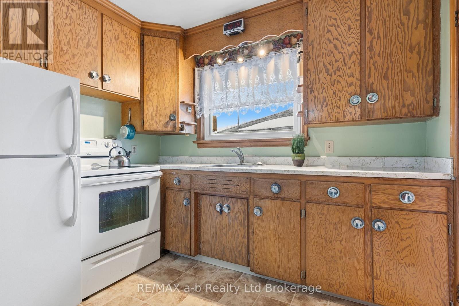 537 Fair Street, Woodstock (Woodstock - North), Ontario  N4S 5V1 - Photo 7 - X12806026