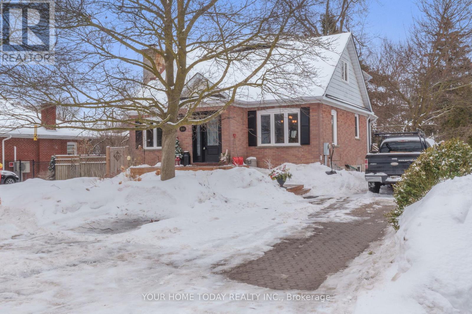 20 Elgin Street, Halton Hills (Georgetown), Ontario  L7G 3M3 - Photo 2 - W12805924