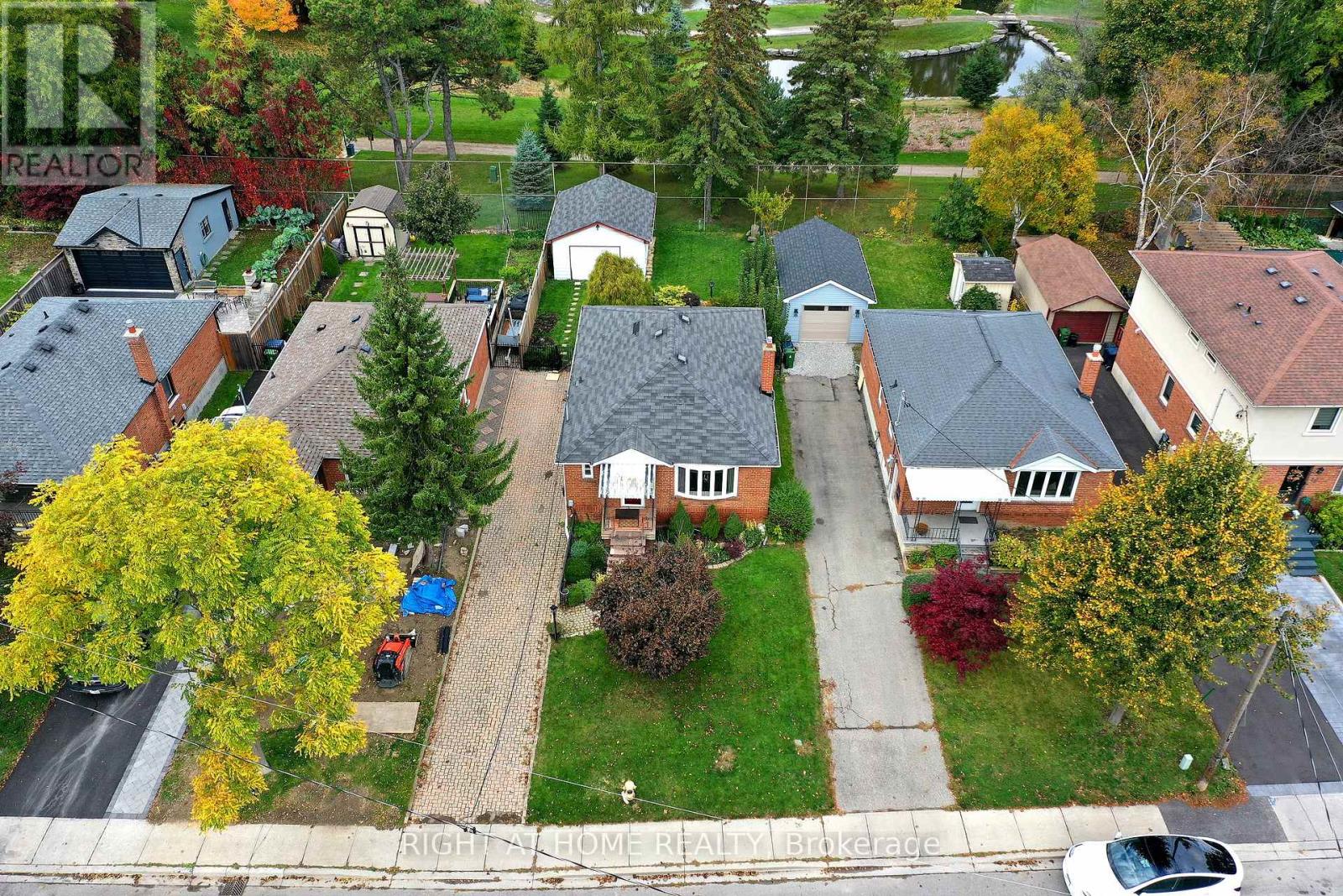 56 CYNTHIA ROAD, Toronto, Ontario