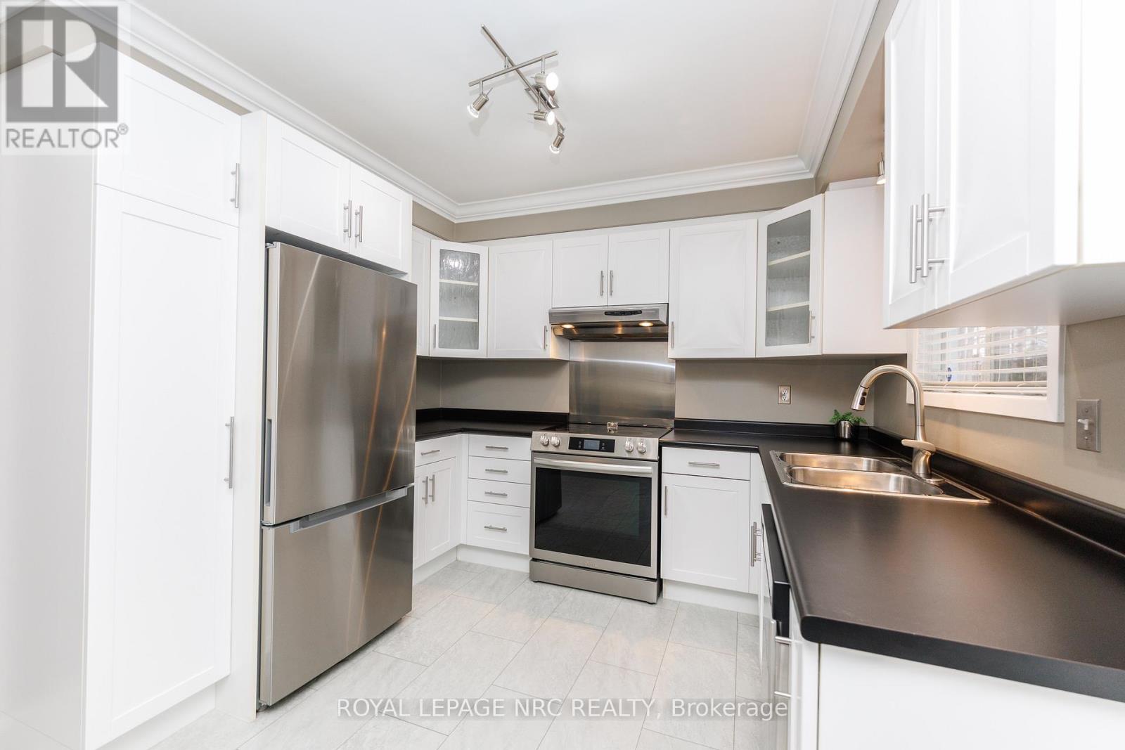 28 Spruceside Crescent, Pelham, Ontario  L0S 1E1 - Photo 11 - X12804474