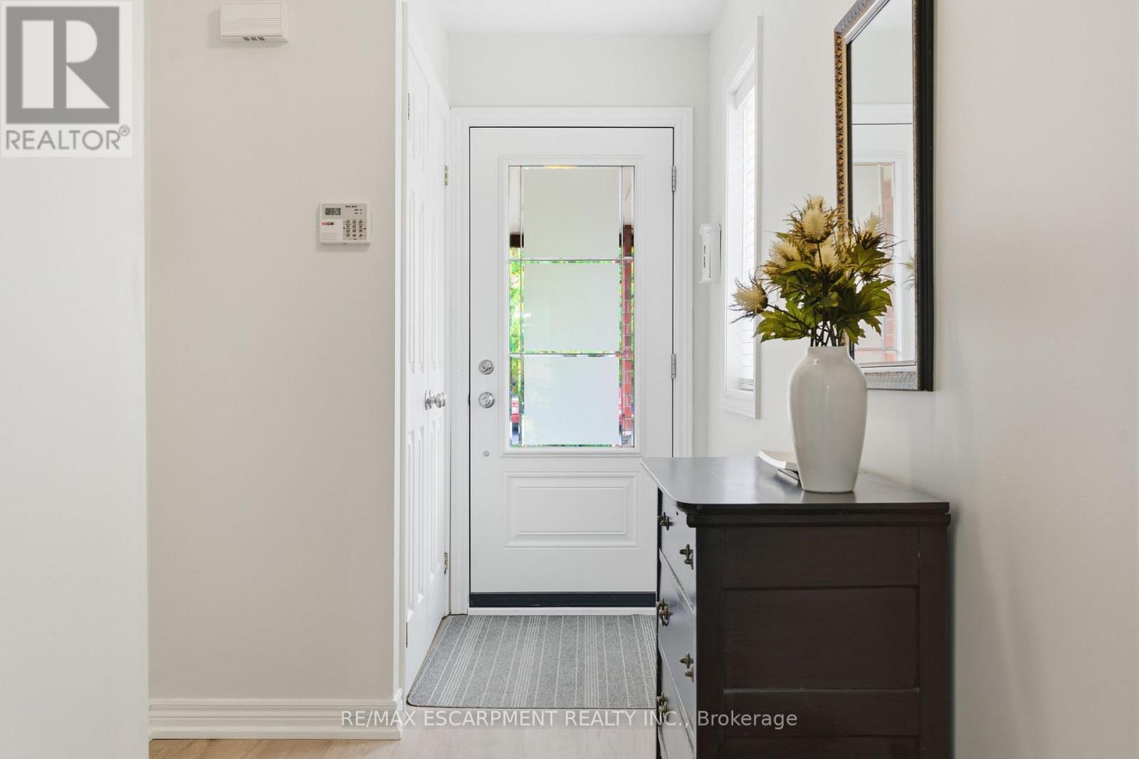 9 Slater Court, Hamilton, Ontario  L8B 0K8 - Photo 3 - X12703234