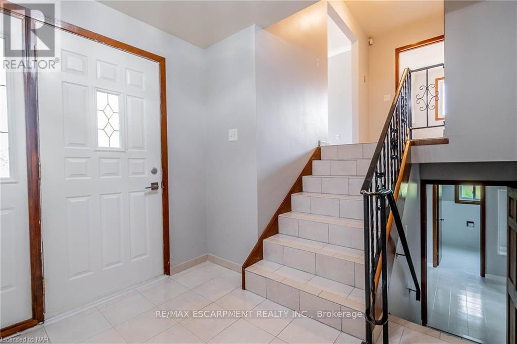 31 Westwood Crescent, Welland, Ontario  L3C 4R2 - Photo 4 - X12806062