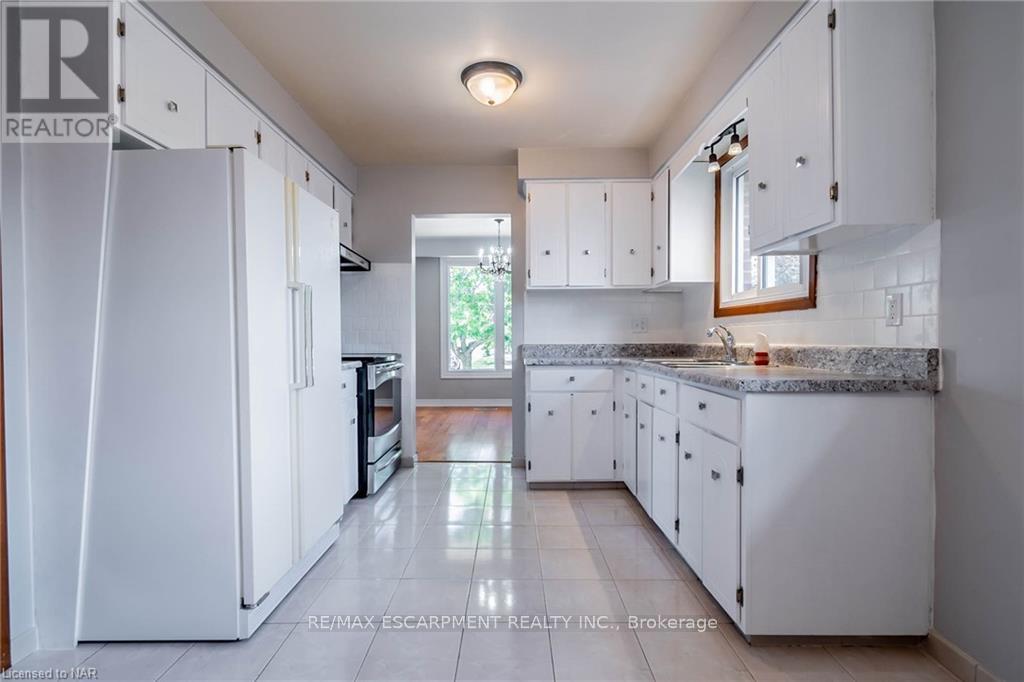 31 Westwood Crescent, Welland, Ontario  L3C 4R2 - Photo 6 - X12806062