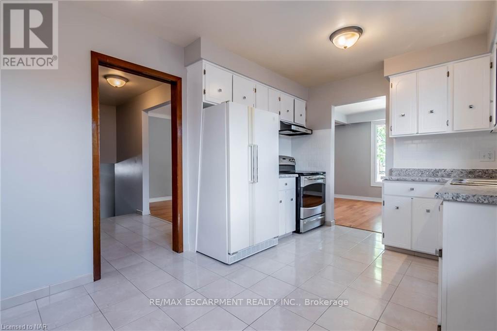 31 Westwood Crescent, Welland, Ontario  L3C 4R2 - Photo 7 - X12806062