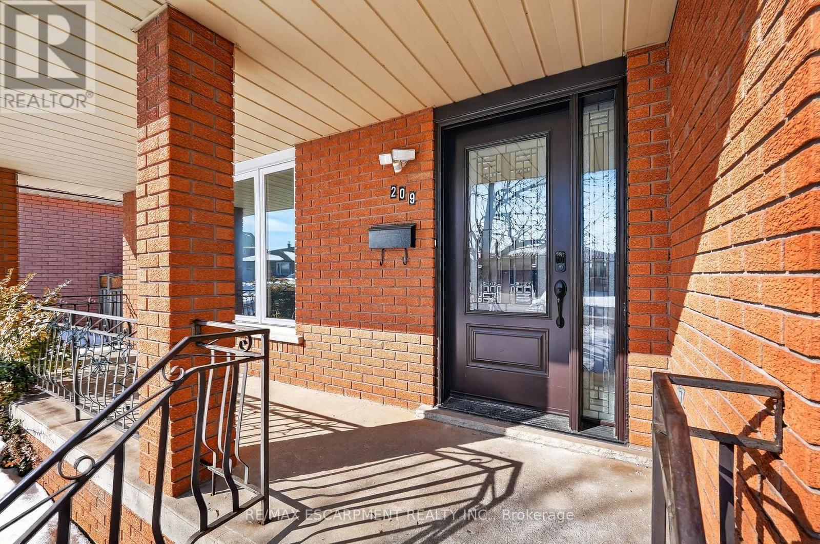 209 Ravenbury Drive, Hamilton, Ontario  L8W 2J2 - Photo 2 - X12806092