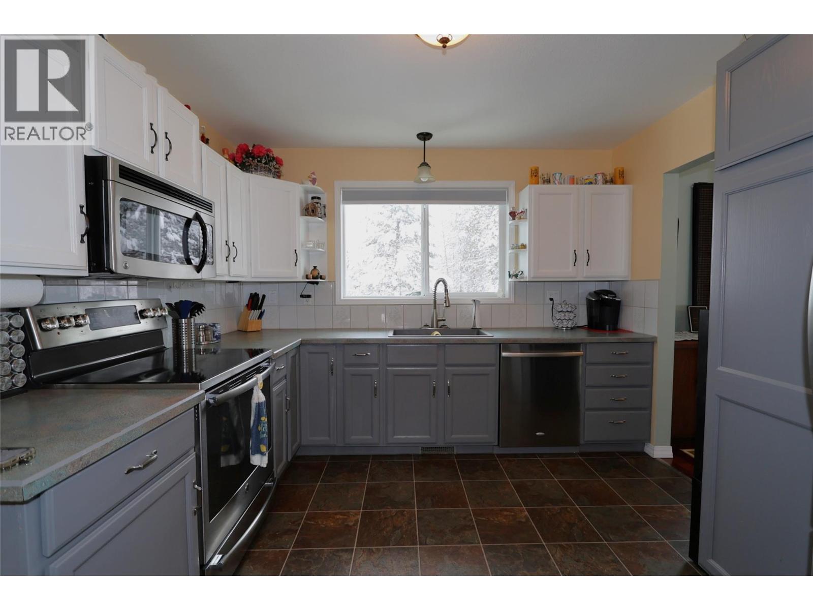 660 Knighton Road, Kimberley, British Columbia  V1A 1E2 - Photo 3 - 10376180