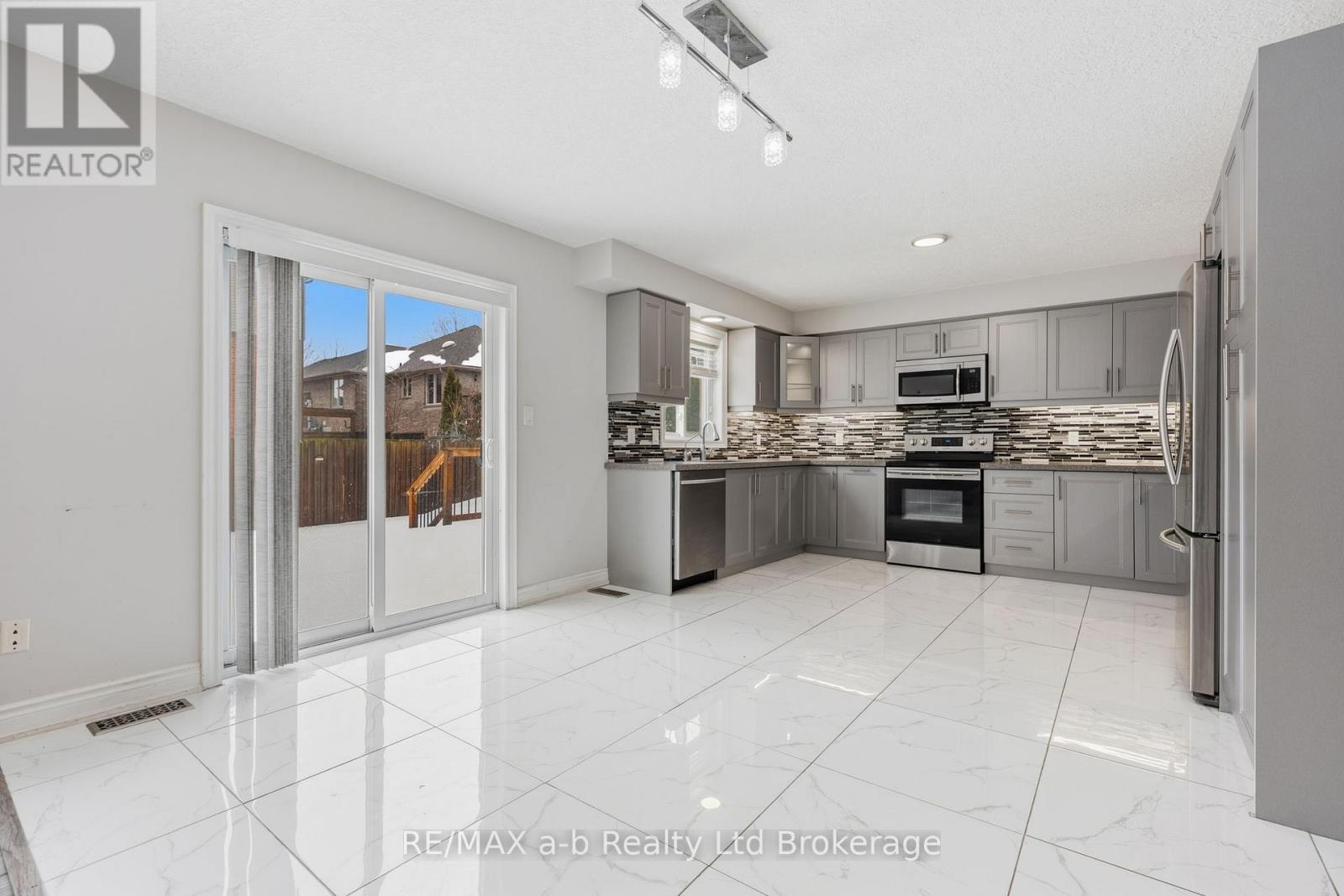 687 Spitfire Street, Woodstock, Ontario  N4T 0B1 - Photo 6 - X12805606