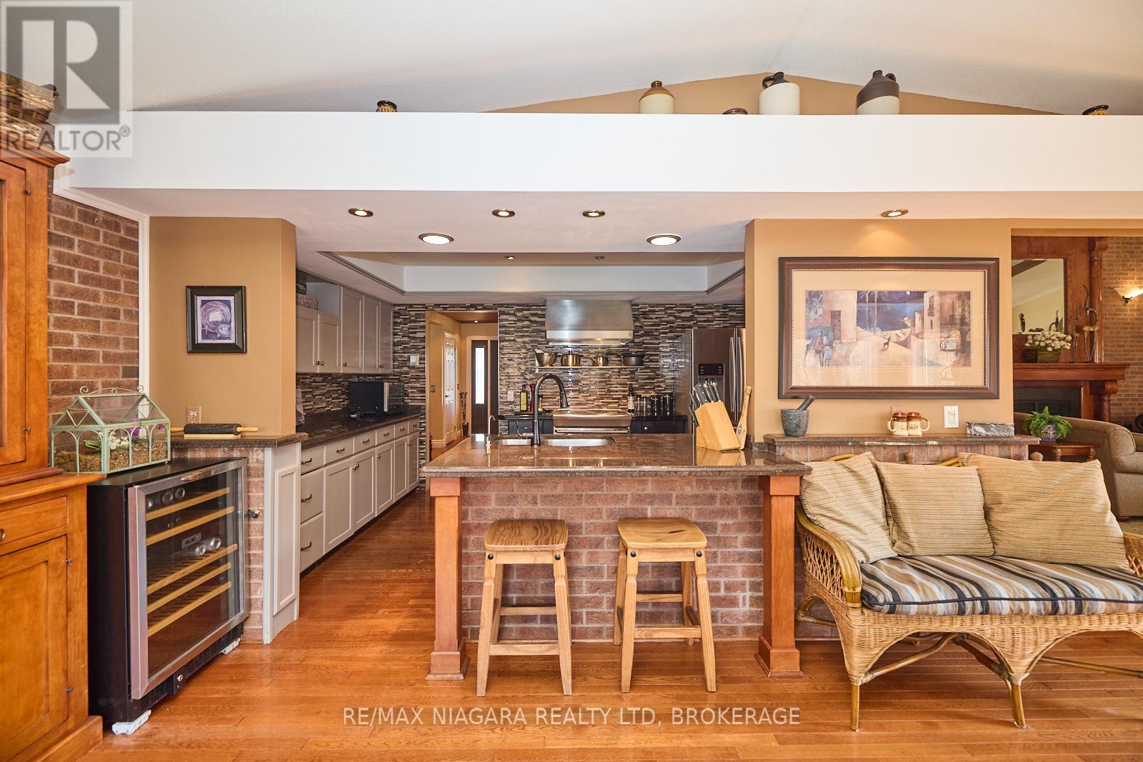 1121 Pettit Road, Fort Erie, Ontario  L2A 5A2 - Photo 14 - X12806218