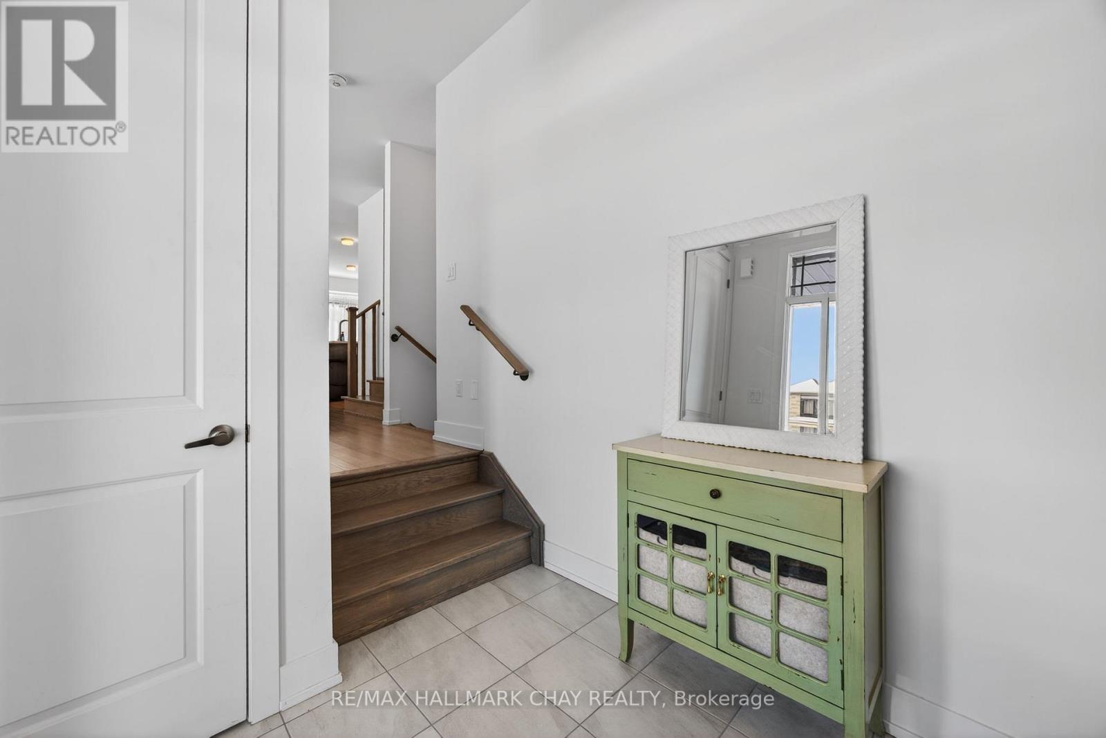 1 Milady Crescent, Barrie, Ontario  L9J 0X3 - Photo 3 - S12806208