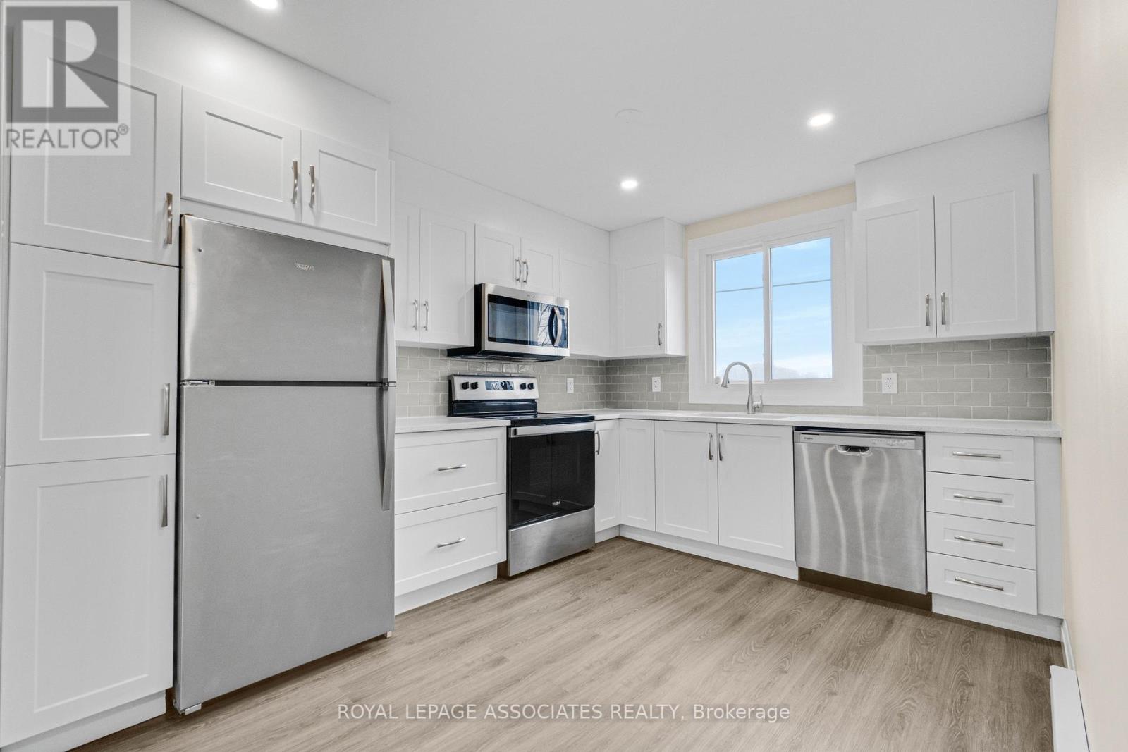 98 Sixth Avenue, Brantford, Ontario  N3S 1B2 - Photo 12 - X12806228