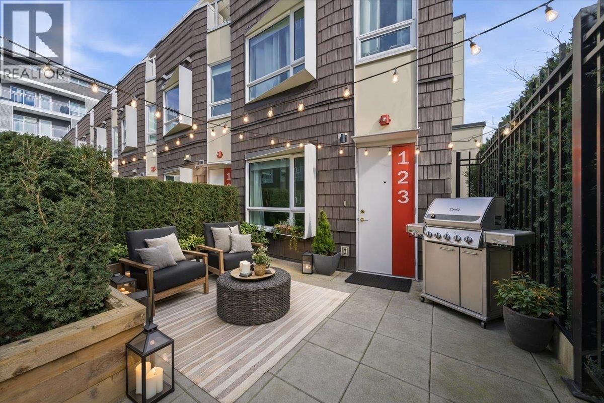 123 12040 Plaza Street, Maple Ridge, British Columbia  V2X 5X9 - Photo 1 - R3091840