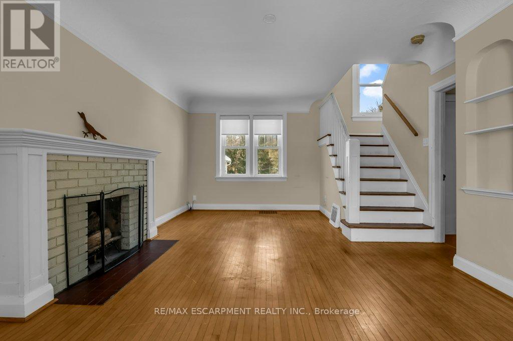 10 Robinson Street S, Grimsby, Ontario  L3M 3C4 - Photo 3 - X12776838