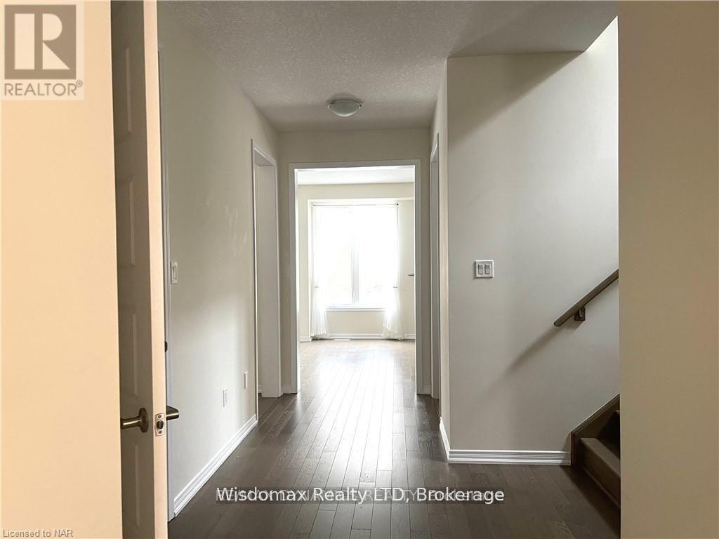 8667 Chickory Trail, Niagara Falls, Ontario  L2H 2Y6 - Photo 2 - X12726584