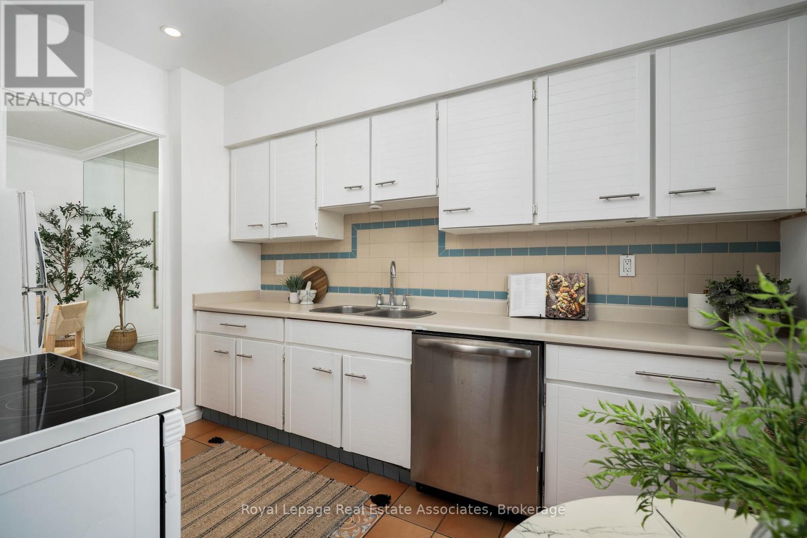 702 - 86 Gloucester Street, Toronto, Ontario  M4Y 2S2 - Photo 15 - C12806398