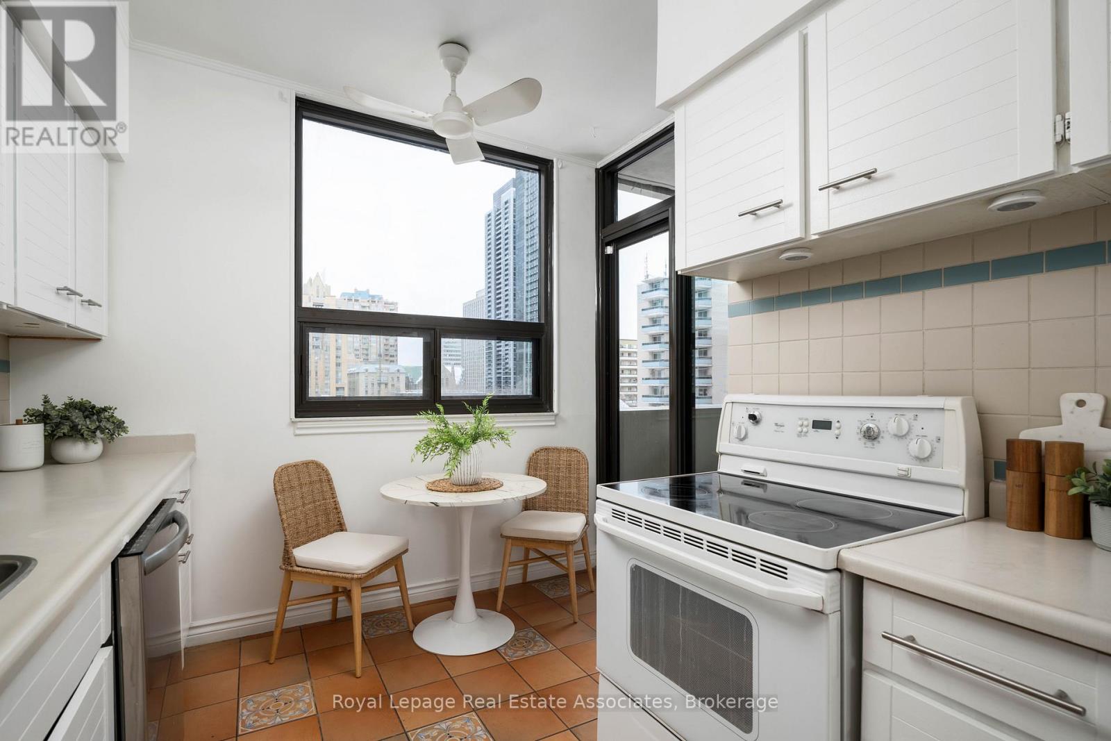 702 - 86 Gloucester Street, Toronto, Ontario  M4Y 2S2 - Photo 17 - C12806398