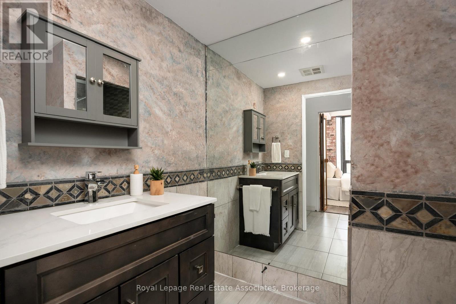 702 - 86 Gloucester Street, Toronto, Ontario  M4Y 2S2 - Photo 25 - C12806398