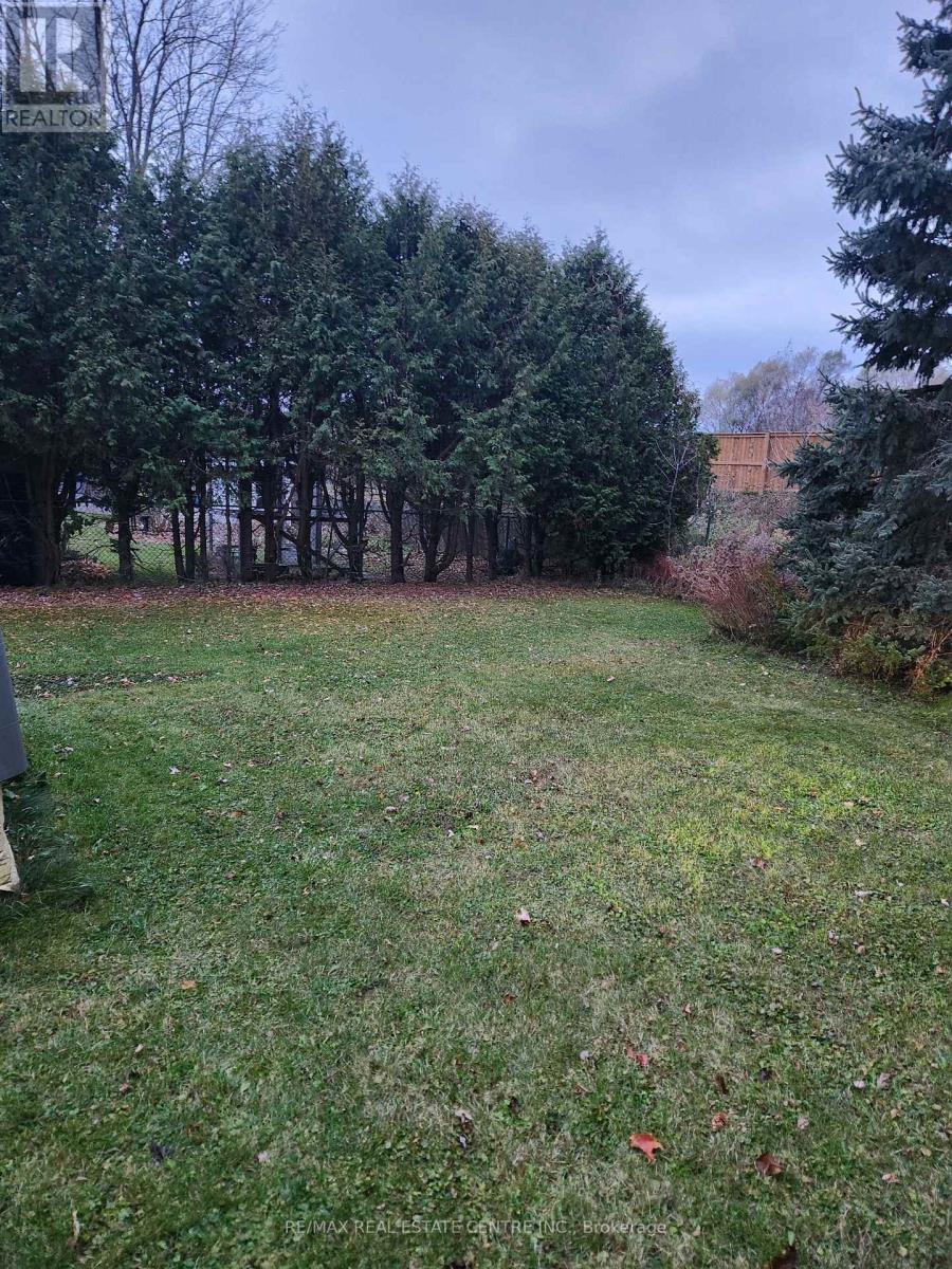 27 Scene Street, Halton Hills, Ontario  L7J 1A1 - Photo 5 - W12389543