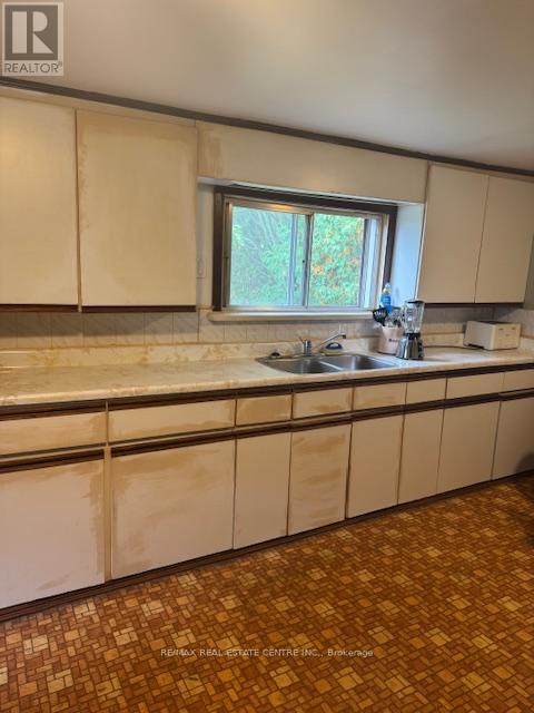 27 Scene Street, Halton Hills, Ontario  L7J 1A1 - Photo 7 - W12389543