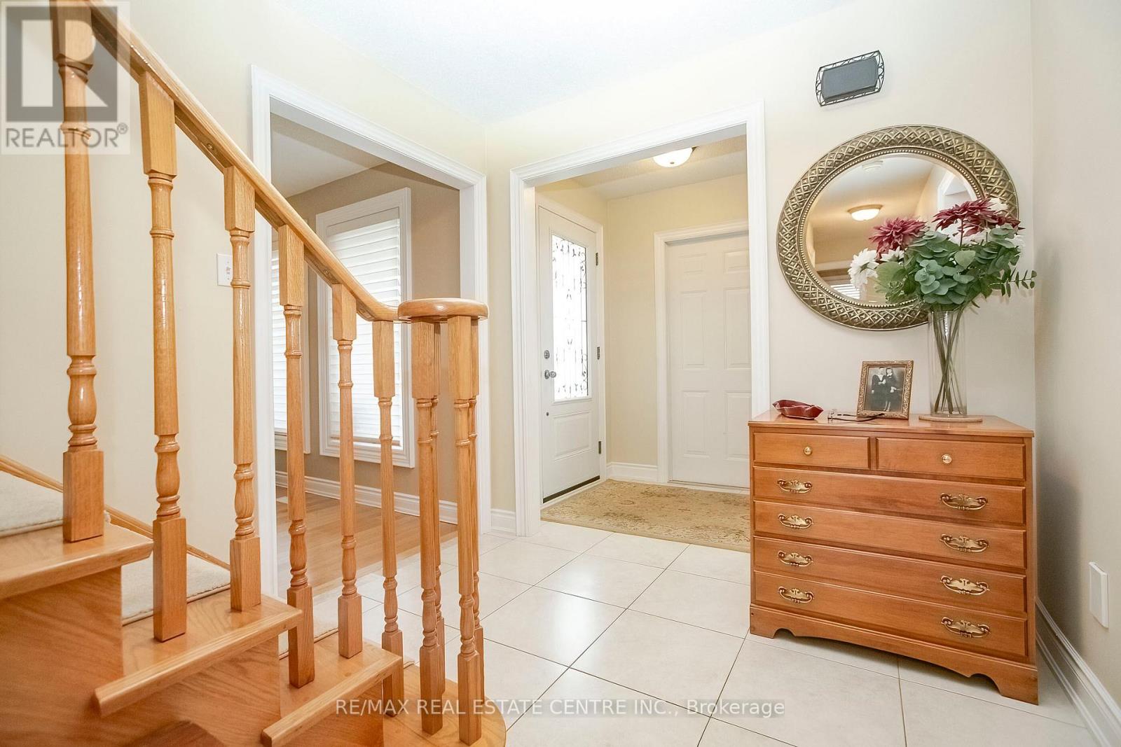 21 Amantine Crescent, Brampton, Ontario  L6W 4A2 - Photo 5 - W12773394