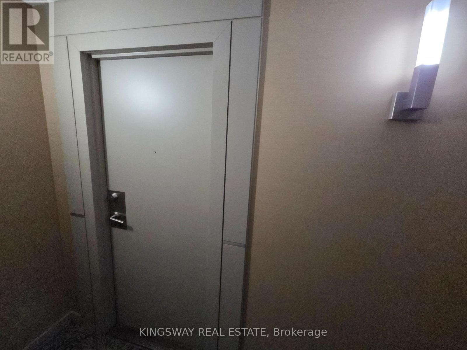 710 - 330 Burnhamthorpe Road W, Mississauga, Ontario  L5B 0E1 - Photo 2 - W12795928