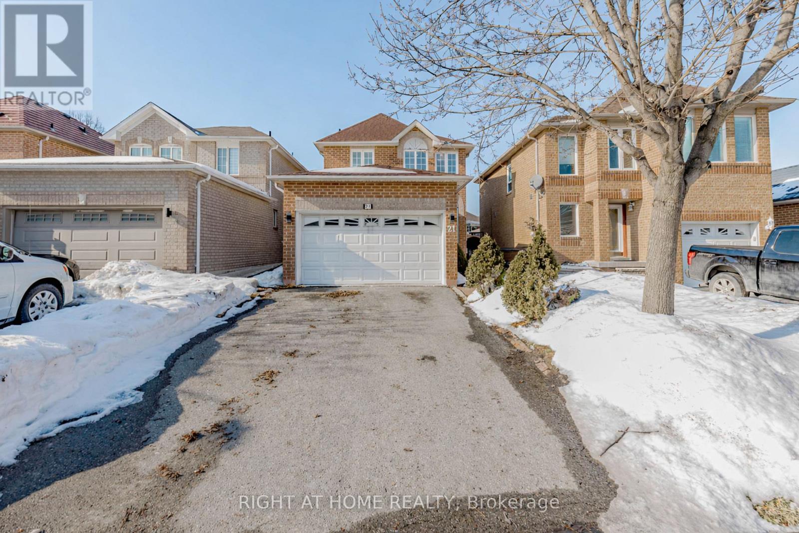 21 Carabram Court, Brampton, Ontario  L6X 4M2 - Photo 4 - W12806364