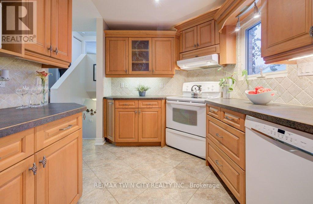 27 Erinbrook Drive, Kitchener, Ontario  N2E 2V8 - Photo 9 - X12806296