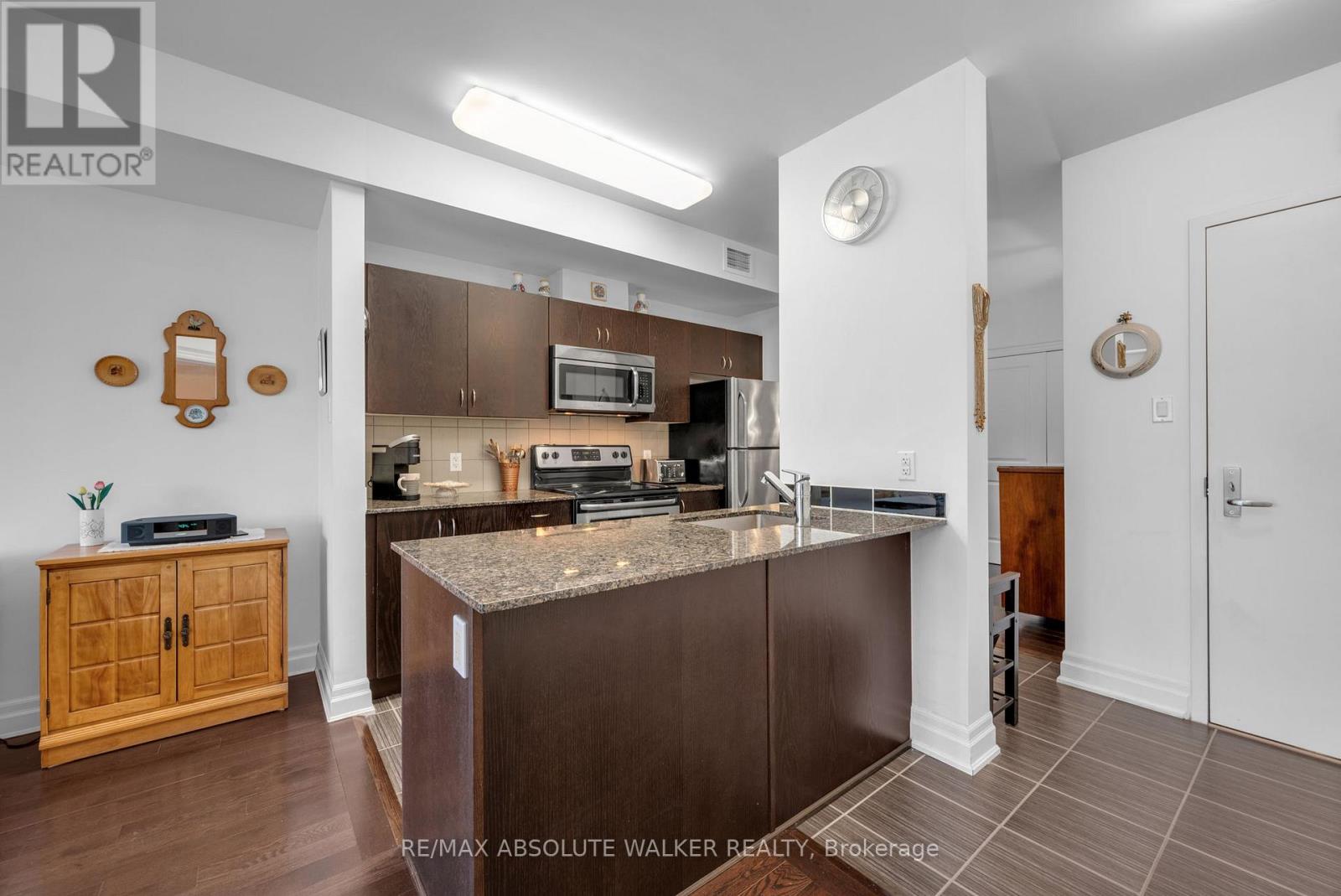 210 - 90 Landry Street, Ottawa, Ontario  K1L 0A9 - Photo 5 - X12806592