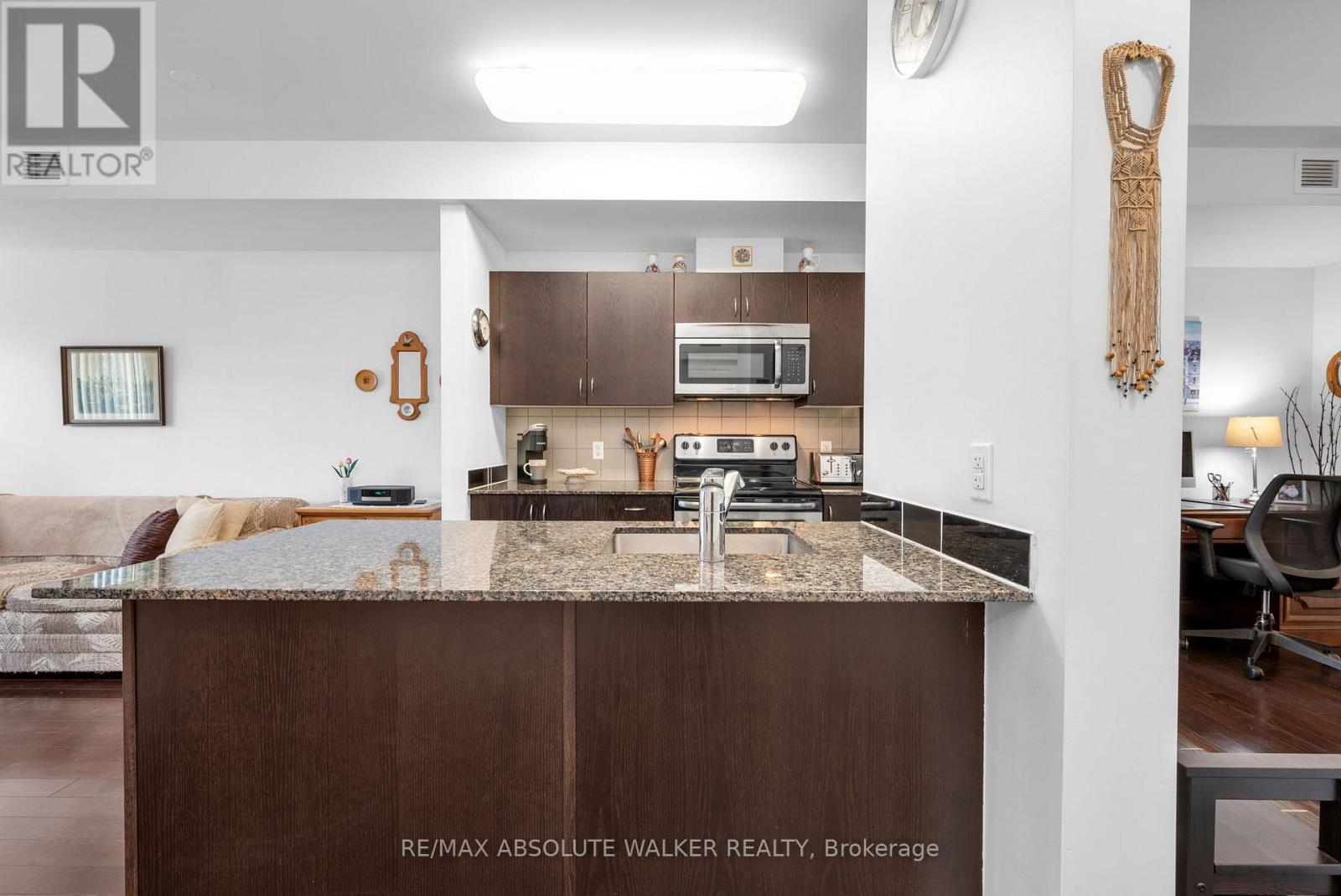 210 - 90 Landry Street, Ottawa, Ontario  K1L 0A9 - Photo 6 - X12806592