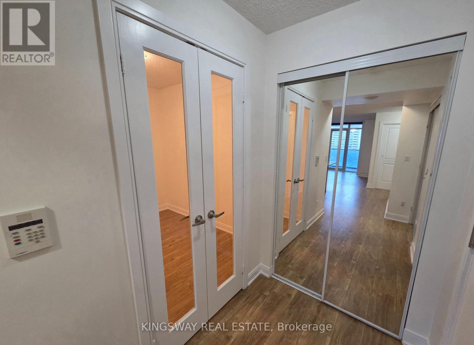 710 - 330 Burnhamthorpe Road W, Mississauga, Ontario  L5B 0E1 - Photo 3 - W12795928