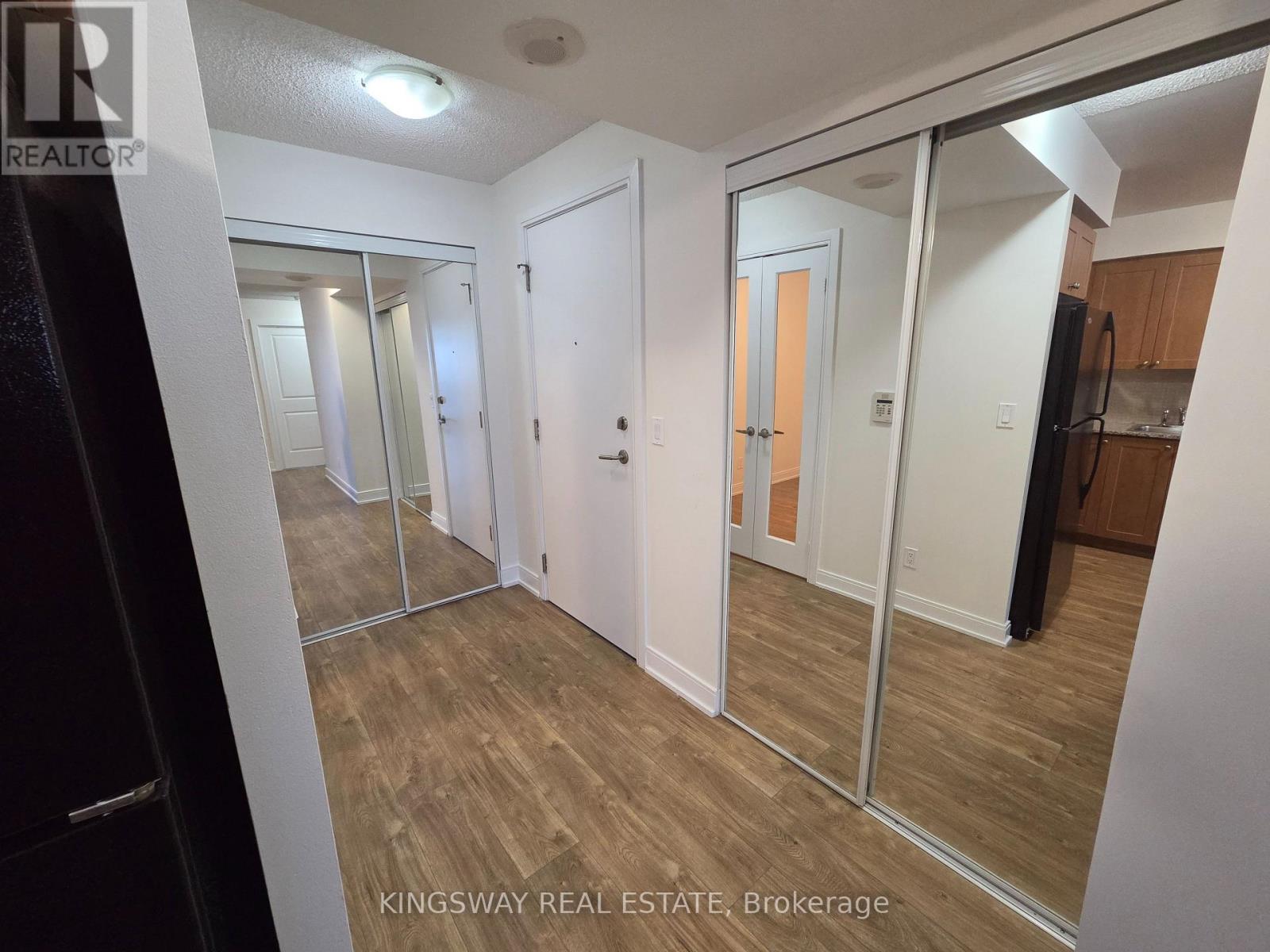 710 - 330 Burnhamthorpe Road W, Mississauga, Ontario  L5B 0E1 - Photo 4 - W12795928