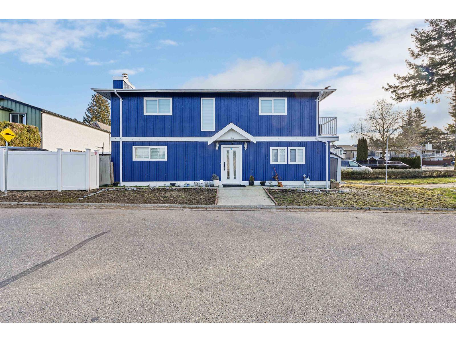 123 Springfield Drive, Langley, British Columbia  V4W 3K6 - Photo 2 - R3089497