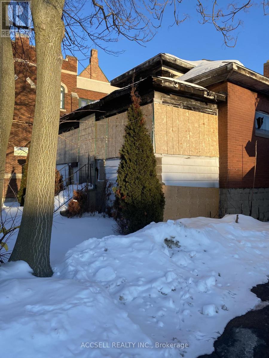 24 Park Street, Chatham-Kent (Chatham), Ontario  N7M 3P9 - Photo 2 - X12806504