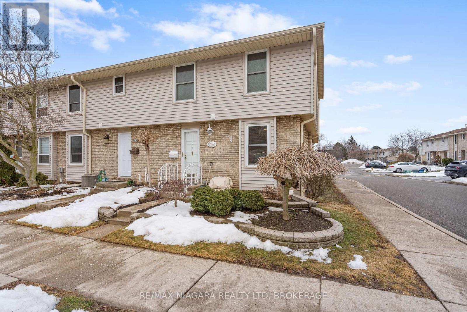 4 - 242 Lakeport Road, St. Catharines, Ontario  L2N 6V2 - Photo 1 - X12806808